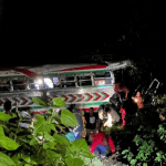 El accidente de bus ocurrió en la Cumbre de Alaska, según testigos, el piloto del bus perdió el control de la unidad y se embarrancó. Foto: Asonbomds.