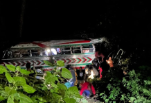 El accidente de bus ocurrió en la Cumbre de Alaska, según testigos, el piloto del bus perdió el control de la unidad y se embarrancó. Foto: Asonbomds.