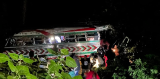 El accidente de bus ocurrió en la Cumbre de Alaska, según testigos, el piloto del bus perdió el control de la unidad y se embarrancó. Foto: Asonbomds.