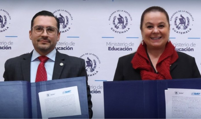 Superintendente de la SAT, Werner Ovalle y Ministra de Educación, Anabella Giracca. Foto La Hora: SAT.