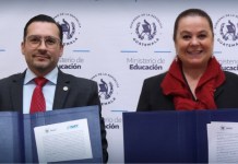 SAT y Mineduc incorporarán educación tributaria y aduanera al Currículo Nacional Base Superintendente de la SAT, Werner Ovalle y Ministra de Educación, Anabella Giracca. Foto La Hora: SAT.
