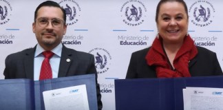 Superintendente de la SAT, Werner Ovalle y Ministra de Educación, Anabella Giracca. Foto La Hora: SAT.