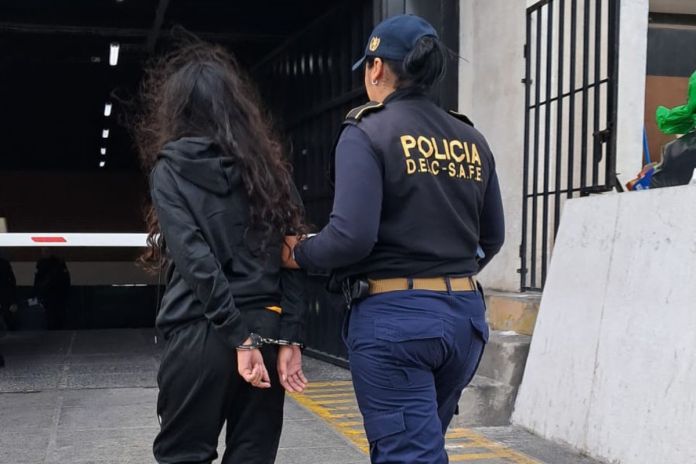 Capturan a una mujer por presuntos casos de estafa. Foto La Hora: PNC