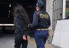 Mujer es detenida tras arribar a Guatemala en el último vuelo para deportados Capturan a una mujer por presuntos casos de estafa. Foto La Hora: PNC