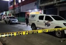 Dos adolescentes fueron atacados en el interior de un hotel en la cabecera departamental de Jalapa, el hecho quedó grabado en una cámara de seguridad. Foto La Hora: Redes Sociales