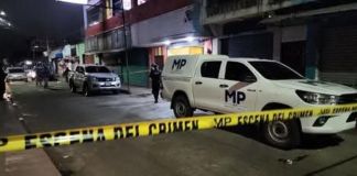 Dos adolescentes fueron atacados en el interior de un hotel en la cabecera departamental de Jalapa, el hecho quedó grabado en una cámara de seguridad. Foto La Hora: Redes Sociales
