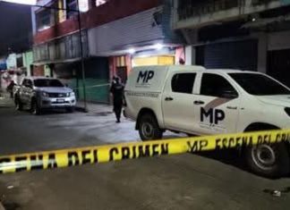 Dos adolescentes fueron atacados en el interior de un hotel en la cabecera departamental de Jalapa, el hecho quedó grabado en una cámara de seguridad. Foto La Hora: Redes Sociales