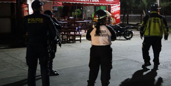 En el hecho de violencia registrado en un negocio ubicado en Amatitlán dejó como saldo tres personas fallecidas. Foto La Hora: Bomberos Voluntarios