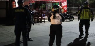 En el hecho de violencia registrado en un negocio ubicado en Amatitlán dejó como saldo tres personas fallecidas. Foto La Hora: Bomberos Voluntarios