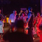 Un oficial de policía observa a la gente que desaloja la playa de Bondi en Sídney, Australia, donde este domingo al menos 10 personas han muerto, incluido uno los presuntos agresores, por un tiroteo que obligó a acordonar la zona y que ha causado también al menos 12 heridos. Foto La Hora: EFE/ Jeremy Piper