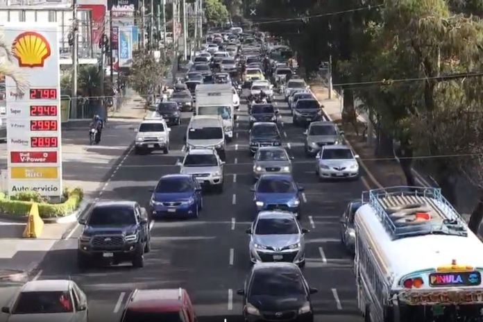 Archivo de aumento de trÃ¡nsito en la ciudad. Foto La Hora: Edgar RÃ­os