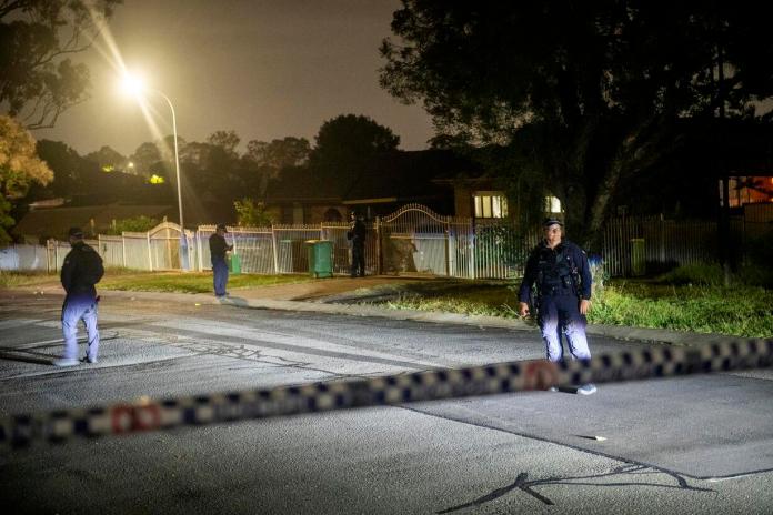 Sydney (Australia), 14/12/2025.- A police crime scene is established at a home of a suspect in the suburb of Bonnyrigg, following a shooting incident at Bondi Beach, in Sydney, New South Wales (NSW), Australia, 14 December 2025. NSW Police confirmed at least ten deaths, including one alleged shooter, following the incident at Bondi Beach. Eleven others were injured, including two police officers. Authorities said the second alleged shooter remains in critical condition and is in custody. EFE/EPA/JEREMY PIPER AUSTRALIA AND NEW ZEALAND OUT