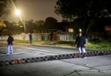 Asociación judía de Australia pide erradicar la «lacra del antisemitismo» tras el atentado Sydney (Australia), 14/12/2025.- A police crime scene is established at a home of a suspect in the suburb of Bonnyrigg, following a shooting incident at Bondi Beach, in Sydney, New South Wales (NSW), Australia, 14 December 2025. NSW Police confirmed at least ten deaths, including one alleged shooter, following the incident at Bondi Beach. Eleven others were injured, including two police officers. Authorities said the second alleged shooter remains in critical condition and is in custody. EFE/EPA/JEREMY PIPER AUSTRALIA AND NEW ZEALAND OUT