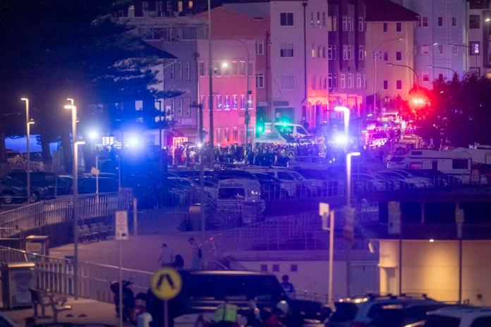 Al menos 10 muertos, incluido uno de los tiradores, en el tiroteo en una playa de Sídney Sydney (Australia), 14/12/2025.- Police and emergency services work at the scene following a shooting incident at Bondi Beach, in Sydney, New South Wales (NSW), Australia, 14 December 2025. NSW Police confirmed at least ten deaths, including one alleged shooter, following the incident at Bondi Beach. Eleven others were injured, including two police officers. Authorities said the second alleged shooter remains in critical condition and is in custody. EFE/EPA/JEREMY PIPER AUSTRALIA AND NEW ZEALAND OUT