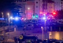 Tiroteo en playa de Sídney deja al menos 10 muertos, incluido uno de los atacantes Sydney (Australia), 14/12/2025.- Police and emergency services work at the scene following a shooting incident at Bondi Beach, in Sydney, New South Wales (NSW), Australia, 14 December 2025. NSW Police confirmed at least ten deaths, including one alleged shooter, following the incident at Bondi Beach. Eleven others were injured, including two police officers. Authorities said the second alleged shooter remains in critical condition and is in custody. EFE/EPA/JEREMY PIPER AUSTRALIA AND NEW ZEALAND OUT