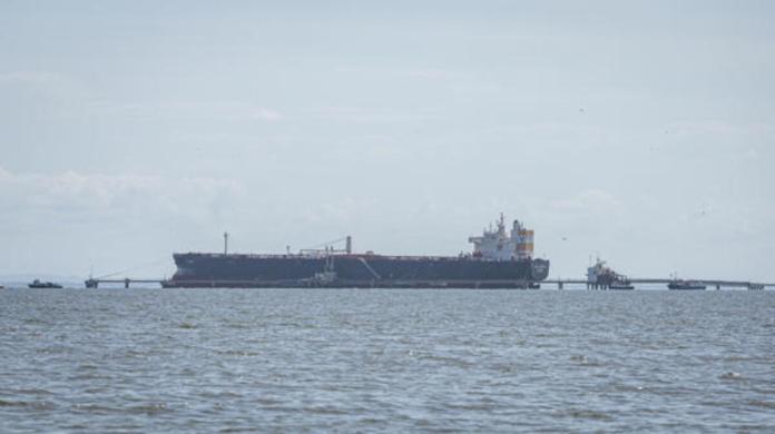 Fotografía de archivo de un barco petrolero frente a la refinería Bajo Grande, en el estado de Zulia (Venezuela). Foto: La Hora/ EFE/ Henry Chirinos
