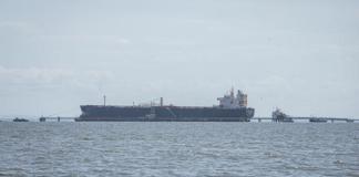 Fotografía de archivo de un barco petrolero frente a la refinería Bajo Grande, en el estado de Zulia (Venezuela). Foto: La Hora/ EFE/ Henry Chirinos