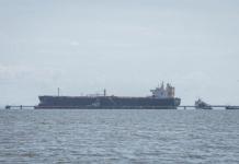 Trump confirma intercepción de embarcación petrolera frente las costas de Venezuela Fotografía de archivo de un barco petrolero frente a la refinería Bajo Grande, en el estado de Zulia (Venezuela). Foto: La Hora/ EFE/ Henry Chirinos