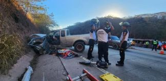 En el lugar de la colisión vehicular quedó una persona fallecida, según reportaron los Bomberos Voluntarios. Foto La Hora: BV