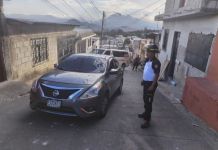Ataque armado en la zona 21 deja dos personas fallecidas y un menor herido Los Bomberos Voluntarios informaron que en el interior del carro quedaron dos personas fallecidas tras el ataque armado. Foto La Hora: Bomberos Voluntarios