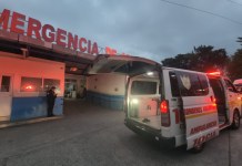 Los Bomberos Voluntarios atendieron dos personas heridas de bala e informaron de una fallecida en dos hechos armados distintos. Foto La Hora: Bomberos Voluntarios