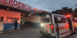 Los Bomberos Voluntarios atendieron dos personas heridas de bala e informaron de una fallecida en dos hechos armados distintos. Foto La Hora: Bomberos Voluntarios