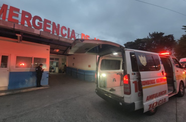 Los Bomberos Voluntarios atendieron dos personas heridas de bala e informaron de una fallecida en dos hechos armados distintos. Foto La Hora: Bomberos Voluntarios