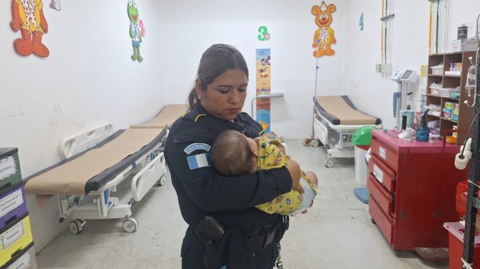 Bebé abandonada y rescatada por la PNC, entregada a la PGN. Foto La Hora: Policía Nacional Civil