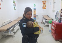 Bebé abandonada y rescatada por la PNC, entregada a la PGN. Foto La Hora: Policía Nacional Civil