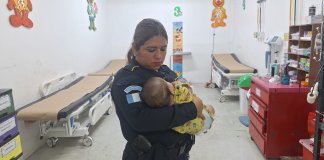 Bebé abandonada y rescatada por la PNC, entregada a la PGN. Foto La Hora: Policía Nacional Civil