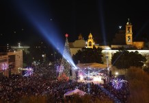 Belén (Cisjordania), 6 dic (EFE).- Cargada de esperanza, la ciudad palestina de Belén encendió este sábado sus luces de Navidad por primera vez en dos años, en los que la ofensiva israelí en Gaza dejó sin decoraciones navideñas la localidad donde nació Jesús en recuerdo de las decenas de miles de muertos en el enclave palestino. EFE/EPA/ATEF SAFADI