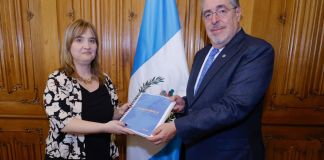 El presidente Bernardo Arévalo De León, recibiendo el informe de la CIDH en donde se advierte sobre crisis institucional. Foto La Hora: Gobierno de Guatemala