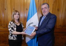 Bernardo Arévalo se pronuncia tras el recibimiento del informe de la CIDH que advierte sobre crisis institucional El presidente Bernardo Arévalo De León, recibiendo el informe de la CIDH en donde se advierte sobre crisis institucional. Foto La Hora: Gobierno de Guatemala