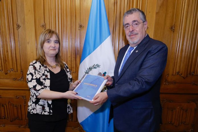 El presidente Bernardo Arévalo De León, recibiendo el informe de la CIDH en donde se advierte sobre crisis institucional. Foto La Hora: Gobierno de Guatemala