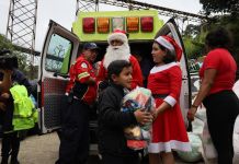 Héctor Chacón el bombero que suma 28 años con el traje de Santa Claus Héctor Chacón, Mayor de los Bomberos Municipales, cumple 28 años de hacer esta actividad. Foto La Hora: Daniel Ramírez