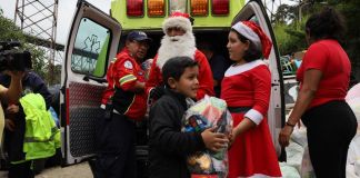 Héctor Chacón, Mayor de los Bomberos Municipales, cumple 28 años de hacer esta actividad. Foto La Hora: Daniel Ramírez