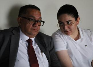 María Fernanda Bonilla junto a su abogado Saúl Zenteno, en audiencia ante los magistrados de la Sala Primera de Mayor Riesgo. Foto La Hora: Daniel Ramírez.