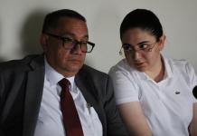 Caso Melisa Palacios: Bonilla intenta frenar su envío a juicio con un segundo amparo que el MP tacha de “desesperado” María Fernanda Bonilla junto a su abogado Saúl Zenteno, en audiencia ante los magistrados de la Sala Primera de Mayor Riesgo. Foto La Hora: Daniel Ramírez.