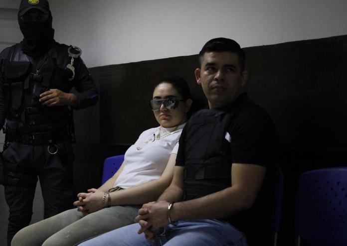 María Fernanda Bonilla y José Luis Marroquín antes de entrar a audiencia este 9 de diciembre. Foto La Hora: Daniel Ramírez.