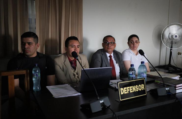 María Fernanada Bonilla y su exguardaespaldas José Luis Marroquín junto a su defensa. Foto La Hora: Daniel Ramírez.