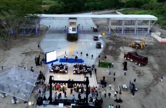 El 16 de diciembre de este año, el presidente de El Salvador, Nayib Bukele, hizo el anuncio del primer cable submarino de internet. Foto La Hora: captura de pantalla