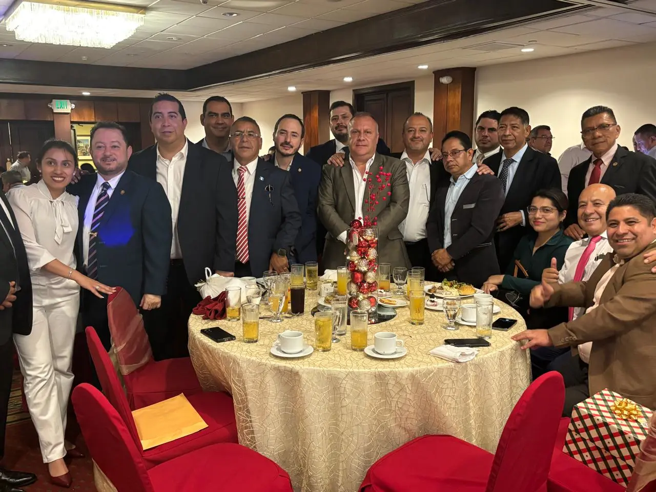 María Alicia Ovalle Gramajo al lado izquierdo junto a Walter Mazariegos, rector de la USAC, y Wilson López, cabeza de la planilla Coalición Gremial, durante un evento en un hotel de la zona 10. Foto La Hora: Redes sociales.