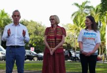 Candidata a la alcaldía de Miami, Eileen Higgins, durante campaña electoral. Foto la Hora: Eileen Higgins