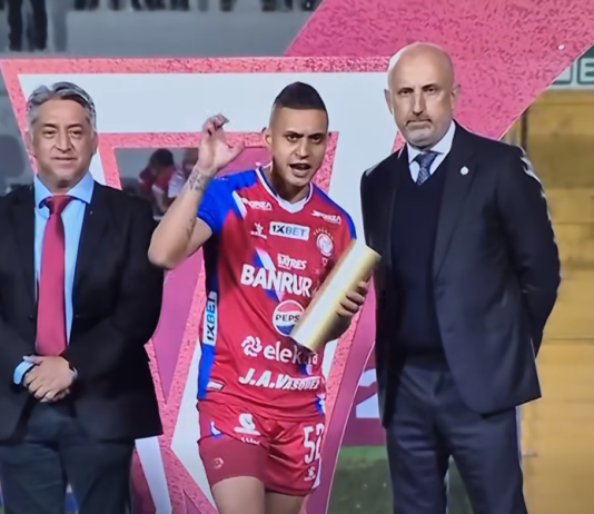 El jugador de Xelajú MC, Jorge Aparicio, mostró su molestia tras la derrota e hizo una señal de "robo" al recibir el trofeo de Fair Play. Foto La Hora: Redes Sociales