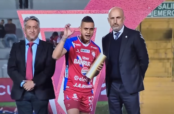 El jugador de Xelajú MC, Jorge Aparicio, mostró su molestia tras la derrota e hizo una señal de "robo" al recibir el trofeo de Fair Play. Foto La Hora: Redes Sociales