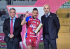 El jugador de Xelajú MC, Jorge Aparicio, mostró su molestia tras la derrota e hizo una señal de "robo" al recibir el trofeo de Fair Play. Foto La Hora: Redes Sociales
