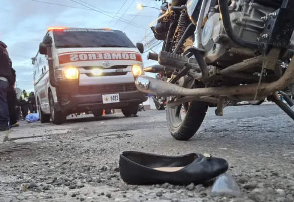 La conducción temeraria y los adelantamientos peligrosos en la carretera figuran como causas de los accidentes en motocicletas, según registros oficiales. Foto: La Hora/Departamento de Tránsito de la PNC.