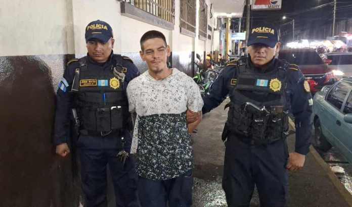 La Policía Nacional Civil reportó la captura de un hombre que trasladaba una osamenta que supuestamente usaría para ritos satánicos. Foto La Hora: PNC