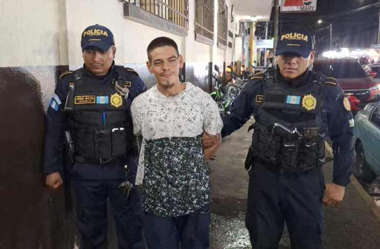 La Policía Nacional Civil reportó la captura de un hombre que trasladaba una osamenta que supuestamente usaría para ritos satánicos. Foto La Hora: PNC