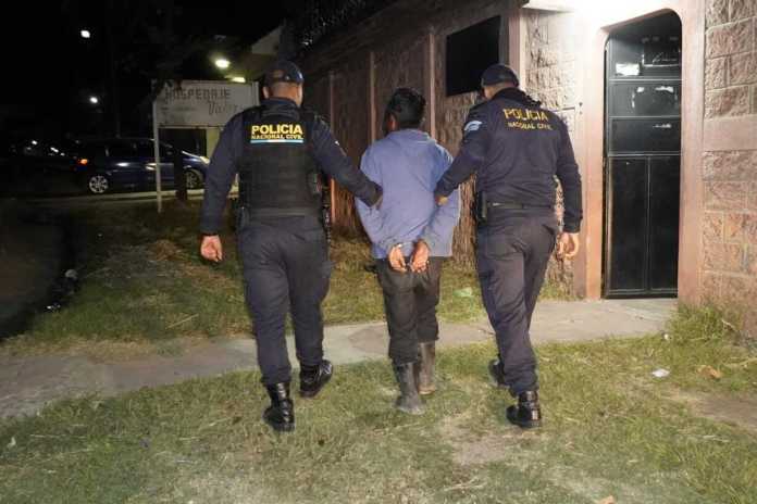 PNC captura en San Pedro Pínula, Jalapa, a un hombre de 56 años por la presunta muerte de su hijo de 31 años.